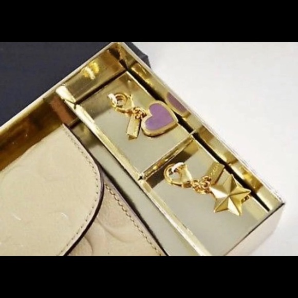 LAST ONE LEFT New in box Coach nude patent wallet w/ gold charms - Picture 3 of 16
